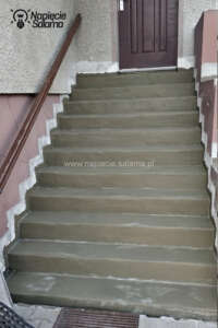 Ogrzewane schody - przed montażem kabli grzejnych powierzchnia schodów została pokryta warstwą izolacji przeciwwodnej