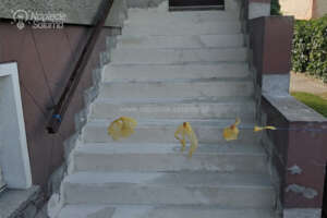 Ogrzewane schody - usunięta warstwa zewnętrzna, zagruntowana i wyrównana powierzchnia
