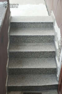 Ogrzewane schody pokryte warstwą granitu