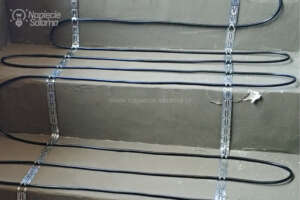 Ogrzewane schody - kabel grzejny przymocowany do taśmy montażowej
