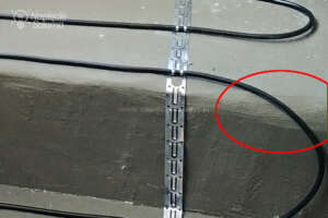 Prowadząc kabel grzejny należy zaokrąglić krawędź schodka w miejscu przejścia kabla