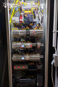 Piotr Bibik prezentuje rozdzielnicę elektryczną wyposażoną w automatyczne przełączniki faz, która skutecznie zabezpieczyła domową automatykę przed skutkami upalenia N.