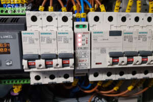 Piotr Bibik pokazuje zamontowany w rozdzielnicy przełącznik AZF-7 Pollin jako element systemu zapobiegającego skutkom upalenia N