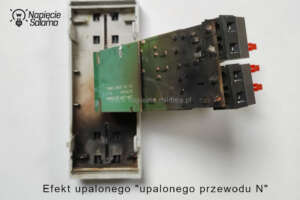 Piotr Bibik dokumentuje zniszczenia wewnątrz rozdzielnicy elektrycznej wywołane brakiem przewodu neutralnego i asymetrią obciążeń.