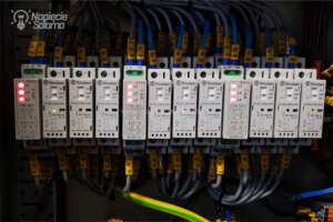 Piotr Bibik prezentuje przełącznik faz AZF-7S Pollin, który ochronił domową instalację przed skutkami awarii przewodu neutralnego