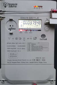 Licznik energii z odczytem mocy biernej kvar i energii czynnej kWh w instalacji trójfazowej