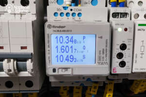 Licznik Finder 7M.38 pokazujący moc czynną P, moc bierną Q oraz moc pozorną S - moc bierna