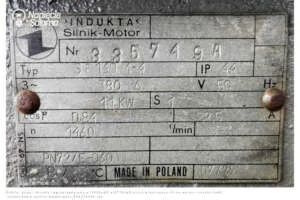 Metalowa, oryginalna tabliczka znamionowa silnika marki Indukta o mocy 11 kW (typ Sf 160 M-4) wyprodukowanego w Polsce. Odczytanie parametrów takich jak prąd znamionowy (22,5 A) czy napięcie (380 V) jest niezbędne, aby wiedzieć, jak ustawić softstart pod konkretny silnik elektryczny.