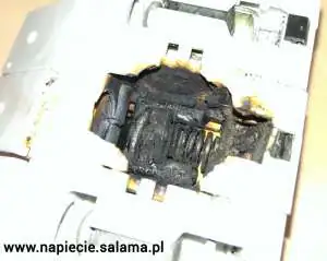 Zacisk mógł ulec uszkodzeniu na skutek nieprzestrzegania obowiązku dokręcania z odpowiednią siłą za pomocą wkrętaka dynamometrycznego podaną przez producenta rozłącznika. Zamieszczony przykład uszkodzonego rozłącznika, nie oznacza wadliwego urządzenia. Powyższe zdjęcie obrazuje jedynie, że rozłącznik został zniszczony. Bez szczegółowej analizy instalacji, oraz sposobu podłączenia nie można określić przyczyny awarii. Urządzenie mogło zostać, źle zamontowane. Zacisk mógł ulec uszkodzeniu na skutek nieprzestrzegania obowiązku dokręcania z odpowiednią siłą za pomocą wkrętaka dynamometrycznego podaną przez producenta rozłącznika.