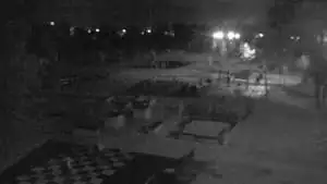 Plac zabaw objęty monitoringiem miejskim w nocy.