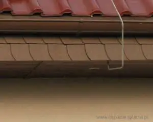 Instalacja odgromowa źle wykonane wprowadzenie w podbitkę Brak odstępu izolacyjnego pomiędzy instalacją odgromową a oświetleniem podbitki