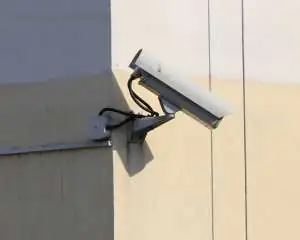 Instalacja odgromowa błędnie zamontowana kamera CCTV Brak odstępu izolacyjnego pomiędzy kamerą CCTV a instalacją LPS