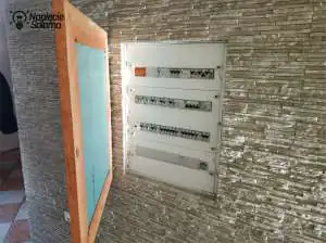 Rozdzielnica elektryczna za lustrem Jak zasłonić rozdzielnice elektryczną