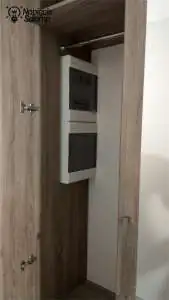 Rozdzielnica elektryczna zabudowana w szafie Skrzynka elektryczna ukryta w szafie