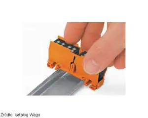 Montaż adaptera Wago z szybkozłączka na szynie TS35 Szybkozłączka Wago w adapterze montowana na szynie TH35