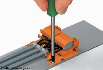 Wago Adapter montażowy serii 222 z płytką odciążającą 222-505 zamocowany poziomo na płaskiej powierzchni Wago Adapter montażowy serii 222 z płytką odciążającą 222-505 zamocowany poziomo na płaskiej powierzchni