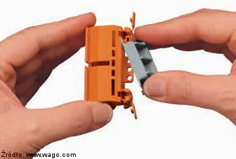 Sposób montażu uniwersalnego adaptera kątowego 222-510 Wago na adapterze serii 222 Sposób montażu uniwersalnego adaptera kątowego 222-510 Wago na adapterze serii 222