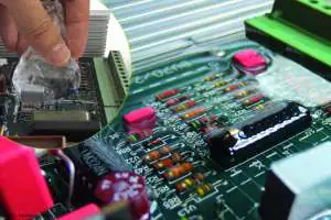 Flow Gel do uszczelniania elektroniki przed działaniem wilgoci Flow Gel produkcji Cellpack dedykowany jest do zabezpieczania elektroniki