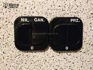 Dwa łączniki świecznikowe z serii bezramkowej montowane w puszkach pojedynczych. Dwie pojedyncze puszki zamontowane koło siebie do osprzętu bezramkowego
