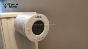 Widok głowicy RGT-01 zamontowanej na grzejniku Exta Life głowica RGT-01 zamontowana na grzejniku