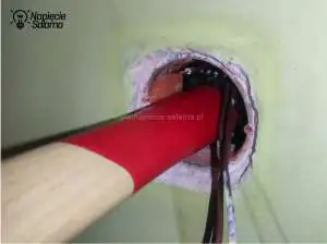 W praktyce BŁĘDNIE elektronikę dopuszkową często upycha się w puszce rękojeścią młotka. Złe praktyki - przewody i elektronika w puszce upychana młotkiem