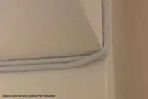 Błędne prowadzenie kabla S/FTP w narożniku Błędne prowadzenie kabla S/FTP w narożniku
