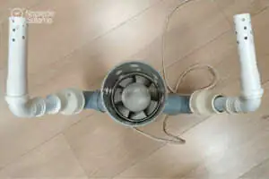 Wentylator kanałowy fi 100 umieszczony w kształtkach PCV