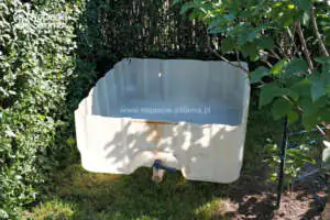Przycięty zbiornik mauzer przygotowany na basen ogrodowy dla psa