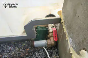 Lampa LED zamontowana przy zaworze spustowym w dedykowanym miejscu instalacji