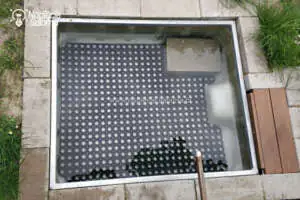 Gotowy basen ogrodowy dla psa z matą antypoślizgową i miejscem na instalację