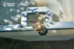 Zawór spustowy zamontowany w zbiorniku, przygotowanie instalacji odpływu wody