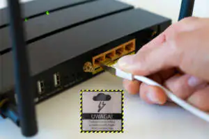 Zalecenie producentów sprzętu elektronicznego, aby podczas burzy odłączać od urządzeń wszystkie przewody Podczas burzy należy odłączyć urządzenia elektroniczne od zasilania i innych podłączonych przewodów