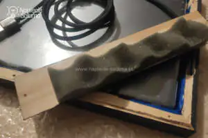 Pianka zapewnia właściwy docisk tabletu do ramki Listwy mocujące tablet podklejamy pianką