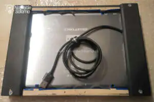 Tablet osadzony w ramce gotowy do przytwierdzenia do ściany Tablet zamontowany w ramce - widok od tyłu
