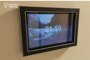 Tablet w ramce zamocowany do ściany Tablet w ramce zamocowany do ściany (wygaszacz ekranu)