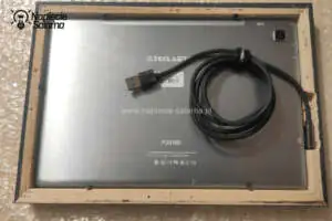 Osadzony w ramce tablet z podłączonym zasilaniem Tablet osadzony w ramce z podłączonym zasilaniem