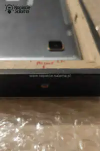 Otwór umożliwiający włączanie i wyłączanie tabletu Dostęp do przycisku włącz/wyłącz