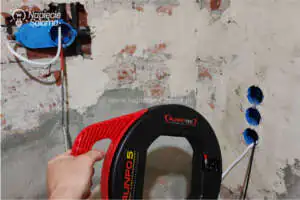 Jaką przeciągarkę do przewodów wybrać? Instalacja elektryczna w łazience przeciąganie przewodów przeciągarką Runpotec pomiędzy puszkami