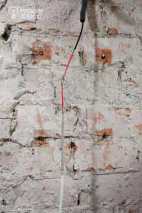 Włókno do przeciągania przewodów i kabli Runpotec z pończochą kablową Instalacja elektryczna w łazience - czerwone elementy Runpotec poprawiają widoczność