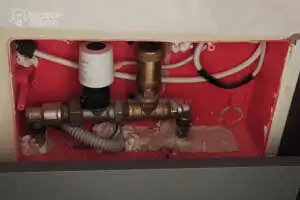 Siłownik termiczny do sterownia wodnym ogrzewaniem CO w łazience Instalacja elektryczna w łazience - sterowanie ogrzewaniem siłownik termiczny z automatycznym odpowietrznikiem