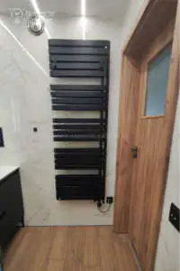 Jaką drabinkę do łazienki wybrać? Instalacja elektryczna w łazience - grzejnik drabinkowy z grzałką
