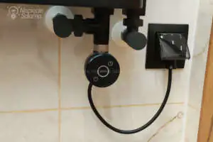 Podłączenie grzałki elektrycznej do grzejnika drabinkowego w łazience Grzałka z termostatem zamontowana w grzejniku drabinkowym