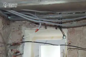 Przygotowanie przewodów do oświetlenia LED montowanego w podwieszanym suficie Instalacja elektryczna w łazience przewody przygotowane do montażu podwieszanego sufitu