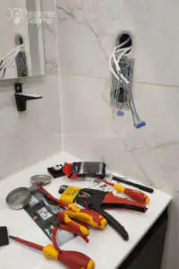 Montaż osprzętu elektrycznego w łazience Instalacja elektryczna w łazience montaż osprzętu z użyciem Szybkozłączki Idealnej