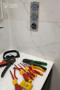 Simon 54 gniazdo o przyciski do sterowania instalacją elektryczną w łazience Instalacja elektryczna w łazience - osprzęt Simon 54 (przyciski i gniazdo) koło lustra