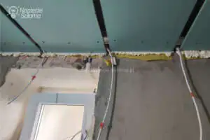 Podwieszany sufit w łazience przygotowany do montażu aluminiowych profili LED Instalacja elektryczna w łazience - podwieszany sufit przygotowany do montażu profili LED