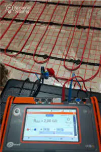 Po ułożeniu kabli grzejnych należy wykonać obowiązkowy pomiar rezystancji izolacji Instalacja elektryczna w łazience - pomiar rezystancji izolacji kabli grzejnych