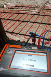 Po rozłożeniu kabli grzejnych należy wykonać pomiar rezystancji żył grzejnych Instalacja elektryczna w łazience - pomiar rezystancji żył grzejnych