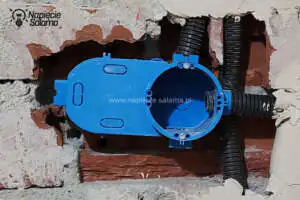Osadzanie puszek w łazience Instalacja elektryczna w łazience - osadzanie puszek kieszeniowych SE2x60D Simet