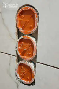 Puszki elektryczne w łazience przygotowane do fugowania Puszki kieszeniowe zabezpieczone pokrywami sygnalizacyjnymi przygotowane do fugowania
